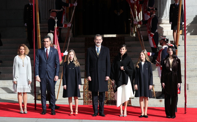 Sus Majestades los Reyes acompañados por la Princesa de Asturias y la Infanta Doña Sofía, junto al presidente del Gobierno y la presidenta del Senado